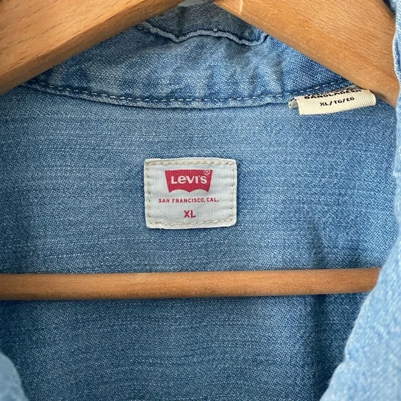 Vintage Levi’s Short Sleeve Denim Button Down - Picture 4 of 9